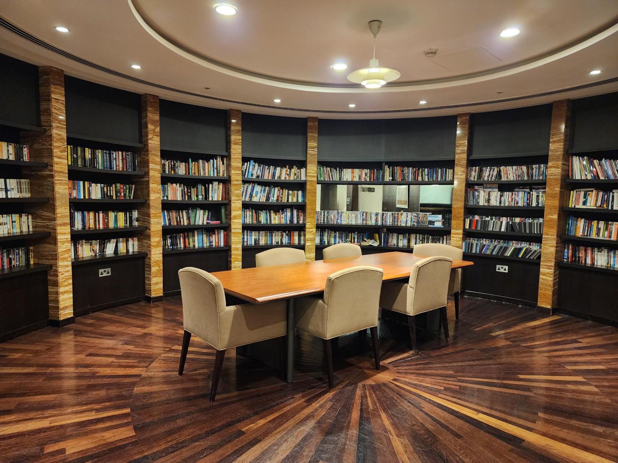 Appartamento Downtown Oasis, Burj Khalifa Views, Luxury Amenities Dubai Esterno foto