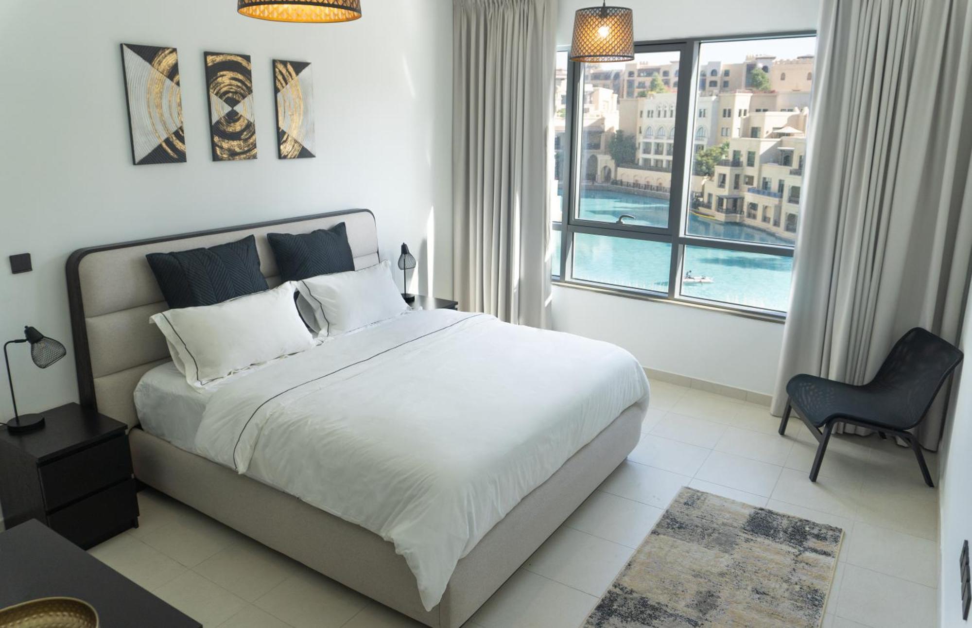 Appartamento Downtown Oasis, Burj Khalifa Views, Luxury Amenities Dubai Esterno foto