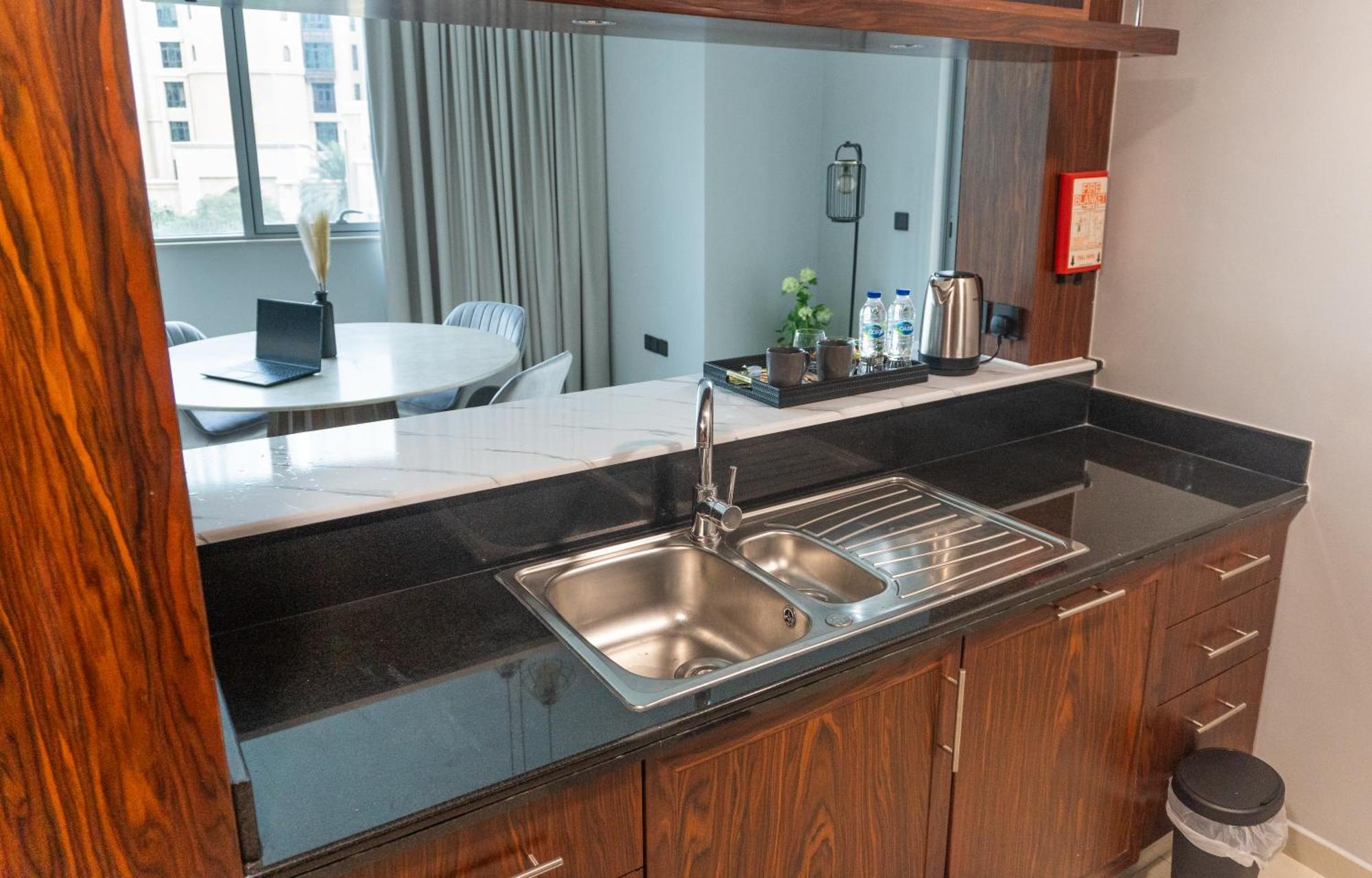 Appartamento Downtown Oasis, Burj Khalifa Views, Luxury Amenities Dubai Esterno foto