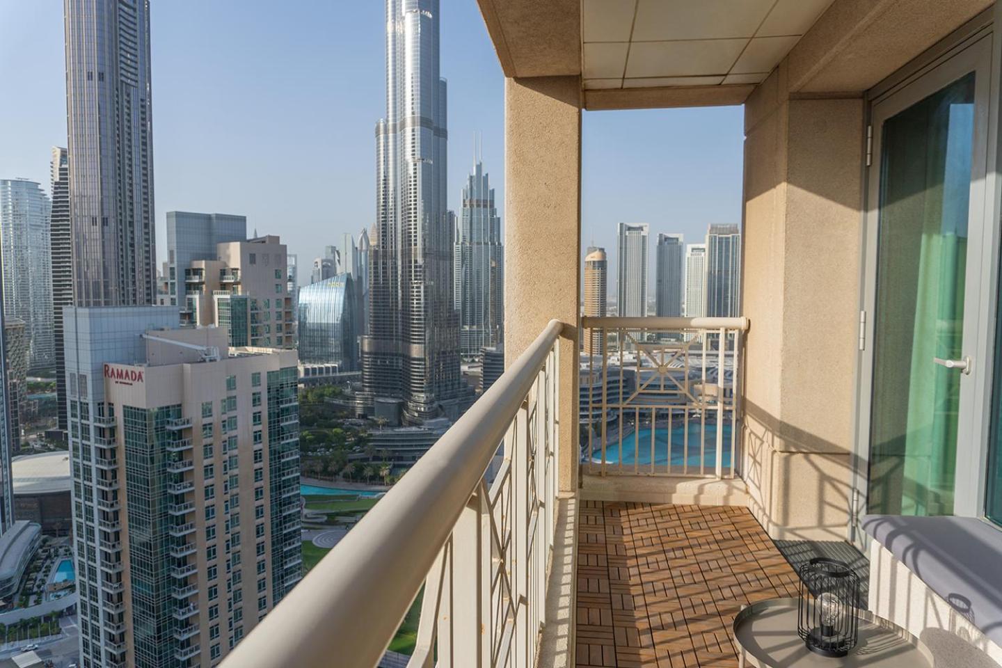 Appartamento Downtown Oasis, Burj Khalifa Views, Luxury Amenities Dubai Esterno foto