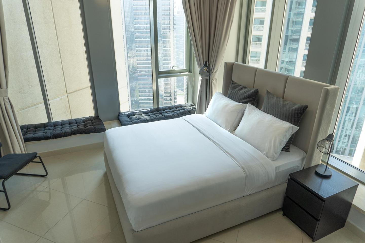 Appartamento Downtown Oasis, Burj Khalifa Views, Luxury Amenities Dubai Esterno foto