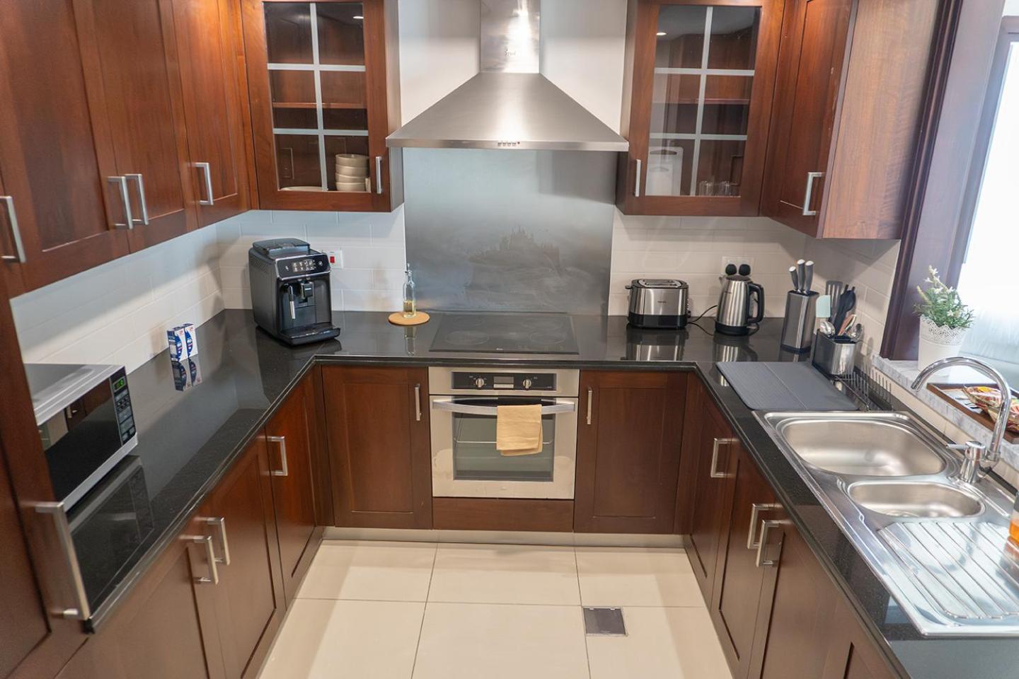 Appartamento Downtown Oasis, Burj Khalifa Views, Luxury Amenities Dubai Esterno foto