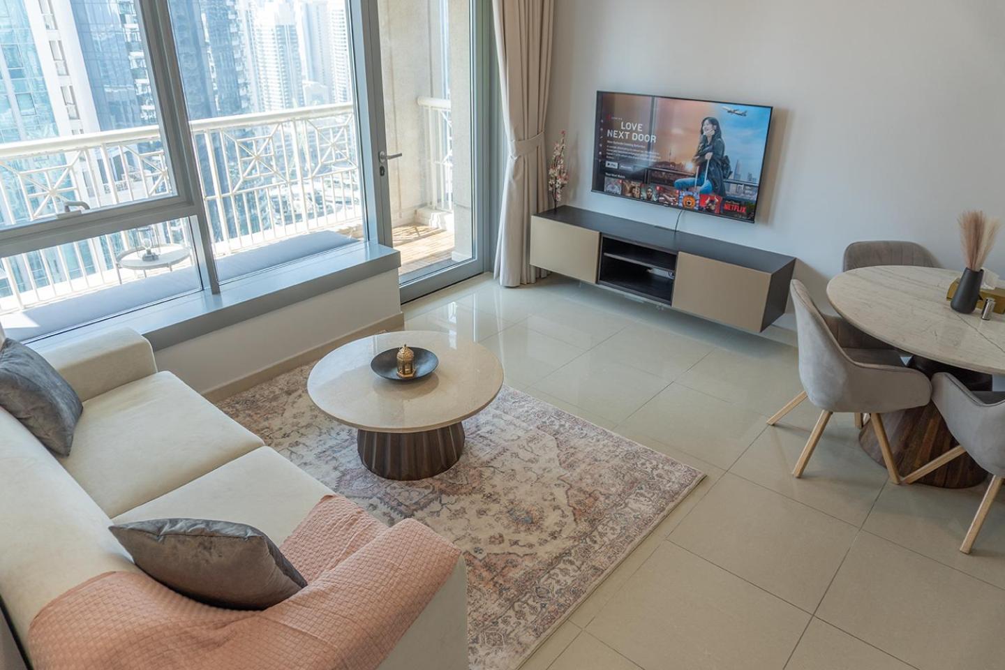 Appartamento Downtown Oasis, Burj Khalifa Views, Luxury Amenities Dubai Esterno foto